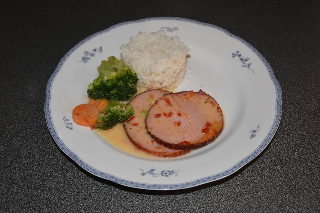 Hamburgerrygg (kessler) i kremet sur-søt saus Ingredienser: 300 g Hamburgerrygg 1 ½ dl Melk ½ dl Fløte ½ dl Sur-søt chilisaus Salt, pepper 1 pk Grønnsaksblanding (frossen, valgfritt) 4 ½ dl Ris https://heidisboble.no/ @heidisboble