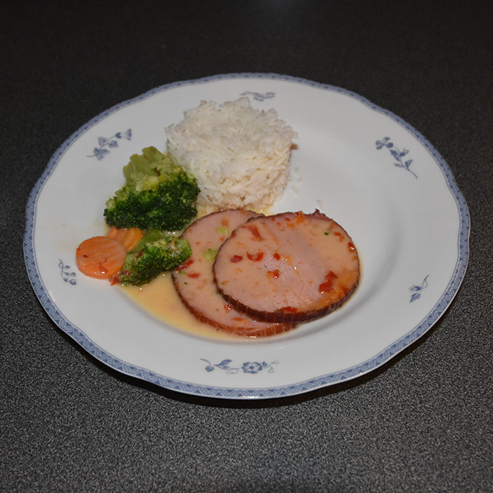 Hamburgerrygg (kessler) i kremet sur-søt saus Ingredienser: 300 g Hamburgerrygg 1 ½ dl Melk ½ dl Fløte ½ dl Sur-søt chilisaus Salt, pepper 1 pk Grønnsaksblanding (frossen, valgfritt) 4 ½ dl Ris https://heidisboble.no/ @heidisboble