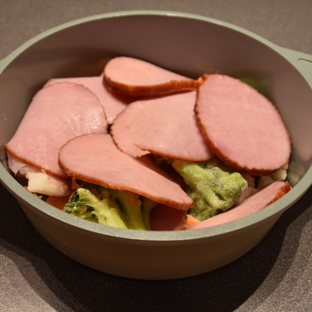 Hamburgerrygg (kessler) i kremet sur-søt saus Ingredienser: 300 g Hamburgerrygg 1 ½ dl Melk ½ dl Fløte ½ dl Sur-søt chilisaus Salt, pepper 1 pk Grønnsaksblanding (frossen, valgfritt) 4 ½ dl Ris https://heidisboble.no/ @heidisboble