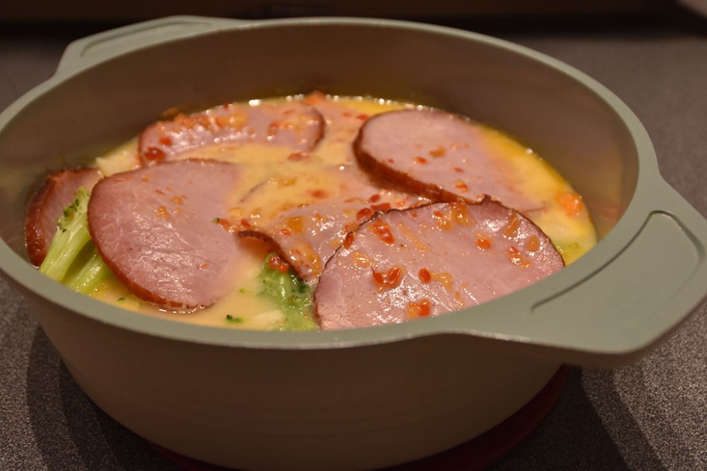 Hamburgerrygg (kessler) i kremet sur-søt saus Ingredienser: 300 g Hamburgerrygg 1 ½ dl Melk ½ dl Fløte ½ dl Sur-søt chilisaus Salt, pepper 1 pk Grønnsaksblanding (frossen, valgfritt) 4 ½ dl Ris https://heidisboble.no/ @heidisboble