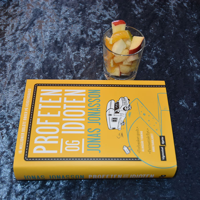 Jonasson, Jonas (2023) «Profeten og idioten», Vigmostad Bjørke OG Fruktsalat (enkel) Ingredienser: 1 Eple 1 Appelsin 1 Pære 1 Banan 1 ss Rosiner (valgfritt) https://heidisboble.no/ @heidisboble