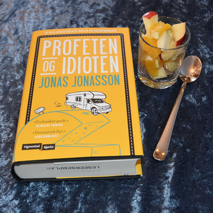 Jonasson, Jonas (2023) «Profeten og idioten», Vigmostad Bjørke Heidis