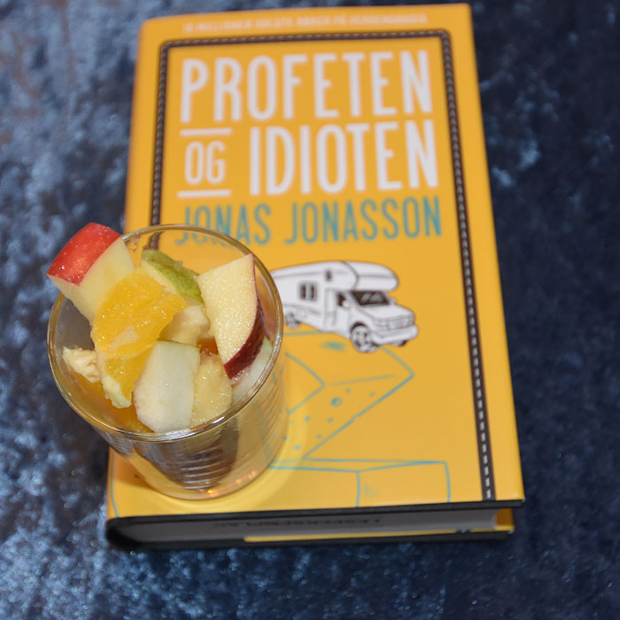 Jonasson, Jonas (2023) «Profeten og idioten», Vigmostad Bjørke OG Fruktsalat (enkel) Ingredienser: 1 Eple 1 Appelsin 1 Pære 1 Banan 1 ss Rosiner (valgfritt) https://heidisboble.no/ @heidisboble