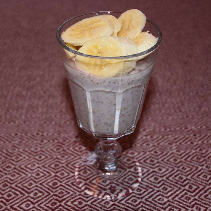 Kjøleskapsgrøt med bringebærsmak Ingredienser: 1 dl Melk 2 dl Yoghurt med bringebærsmak 4 -6 ss Havregryn 1 Banan (valgfritt) https://heidisboble.no/ @heidisboble