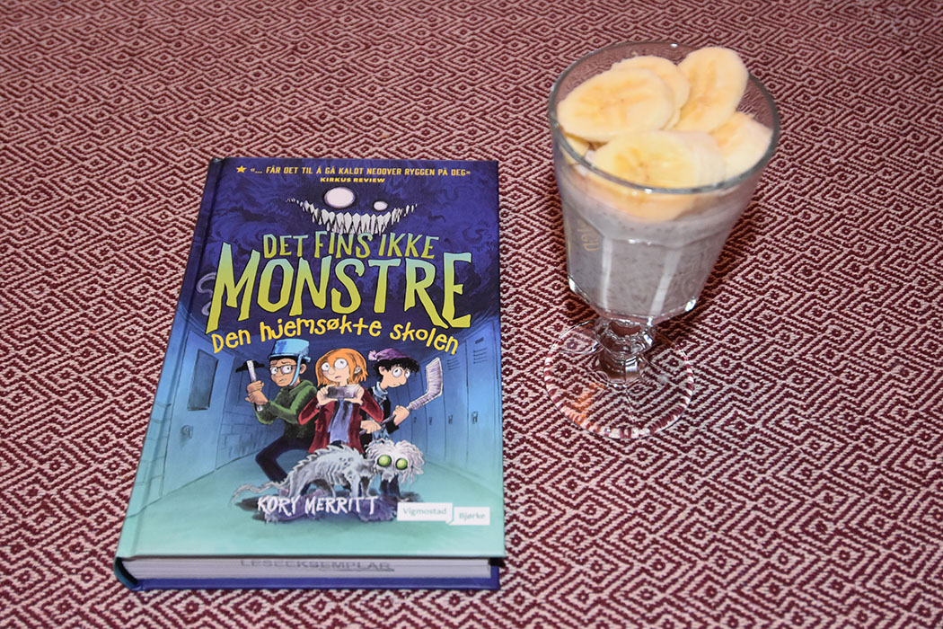 Merritt, Kory (2023) «Det fins ikke monstre – Den hjemsøkte skolen», Vigmostad Bjørke og Kjøleskapsgrøt med bringebærsmak Ingredienser: 1 dl Melk 2 dl Yoghurt med bringebærsmak 4 -6 ss Havregryn 1 Banan (valgfritt) https://heidisboble.no/ @heidisboble
