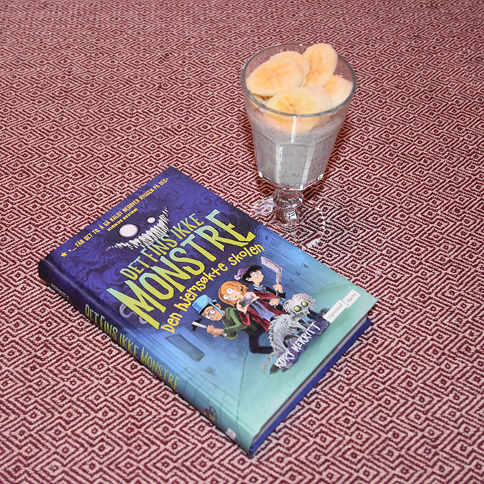 Merritt, Kory (2023) «Det fins ikke monstre – Den hjemsøkte skolen», Vigmostad Bjørke og Kjøleskapsgrøt med bringebærsmak Ingredienser: 1 dl Melk 2 dl Yoghurt med bringebærsmak 4 -6 ss Havregryn 1 Banan (valgfritt) https://heidisboble.no/ @heidisboble