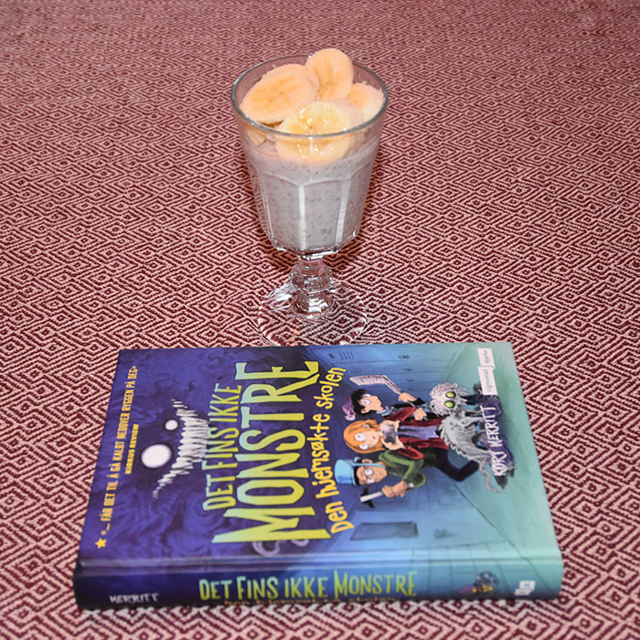 Merritt, Kory (2023) «Det fins ikke monstre – Den hjemsøkte skolen», Vigmostad Bjørke og Kjøleskapsgrøt med bringebærsmak Ingredienser: 1 dl Melk 2 dl Yoghurt med bringebærsmak 4 -6 ss Havregryn 1 Banan (valgfritt) https://heidisboble.no/ @heidisboble