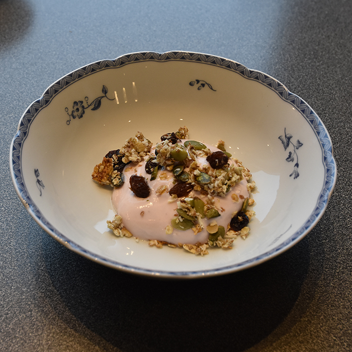 Musli med kokos og tranebær Ingredienser; 3 dl Havregryn 2 ts Kli (kruska eller havre) 1 dl Kokos ½ dl Tranebær (hakkete) ½ dl Rosiner () 1 ½ ss Honning 1 Egg (valgfritt) ½ Banan (moset) https://heidisboble.no/ @heidisboble