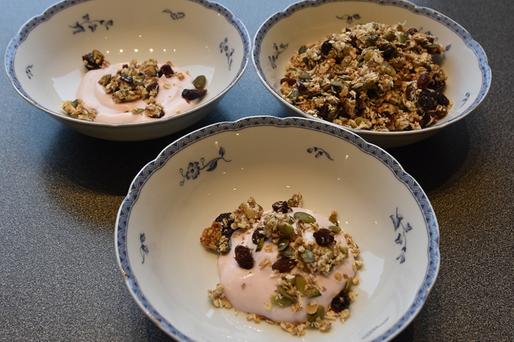 Musli med kokos og tranebær Ingredienser; 3 dl Havregryn 2 ts Kli (kruska eller havre) 1 dl Kokos ½ dl Tranebær (hakkete) ½ dl Rosiner () 1 ½ ss Honning 1 Egg (valgfritt) ½ Banan (moset) https://heidisboble.no/ @heidisboble