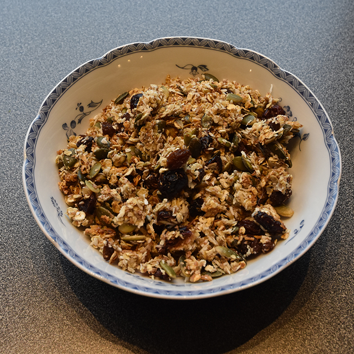Musli med kokos og tranebær Ingredienser; 3 dl Havregryn 2 ts Kli (kruska eller havre) 1 dl Kokos ½ dl Tranebær (hakkete) ½ dl Rosiner () 1 ½ ss Honning 1 Egg (valgfritt) ½ Banan (moset) https://heidisboble.no/ @heidisboble