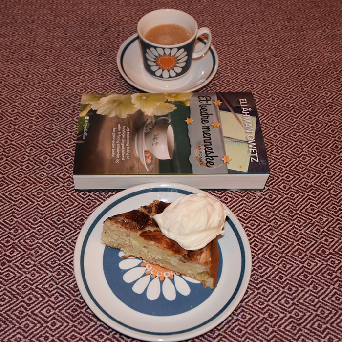 Owetz, Eli, Åhman (2023) «Et bedre menneske», HarperCollins OG Mormors Eplekake Ingredienser: 2 Egg 1 ½ dl Sukker 3 ss Margarin (smeltet) 1 ½ dl Melk 3 dl Hvetemel 1 ½ ts Bakepulver 2 Epler (i biter) Sukker og kanel https://heidisboble.no/ @heidisboble