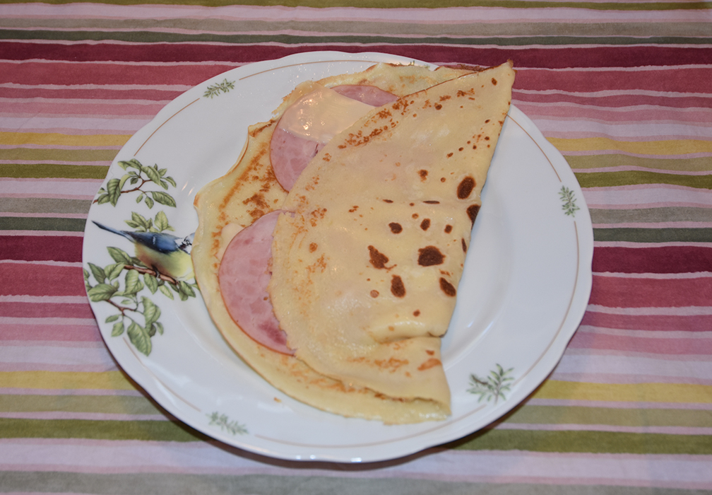 Pannekaker med ost og skinke Ingredienser; 2 Egg 6 dl Melk 3 dl Hvetemel Smør Fyll: Ost (skivet eller raspet) Skinke (skivet) Tomat (skivet men valgfritt) Persille (hakket men valgfritt) https://heidisboble.no/ @heidisboble