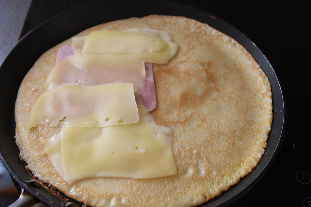 Pannekaker med ost og skinke Ingredienser; 2 Egg 6 dl Melk 3 dl Hvetemel Smør Fyll: Ost (skivet eller raspet) Skinke (skivet) Tomat (skivet men valgfritt) Persille (hakket men valgfritt) https://heidisboble.no/ @heidisboble