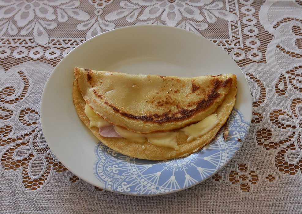 Pannekaker med ost og skinke Ingredienser; 2 Egg 6 dl Melk 3 dl Hvetemel Smør Fyll: Ost (skivet eller raspet) Skinke (skivet) Tomat (skivet men valgfritt) Persille (hakket men valgfritt) https://heidisboble.no/ @heidisboble