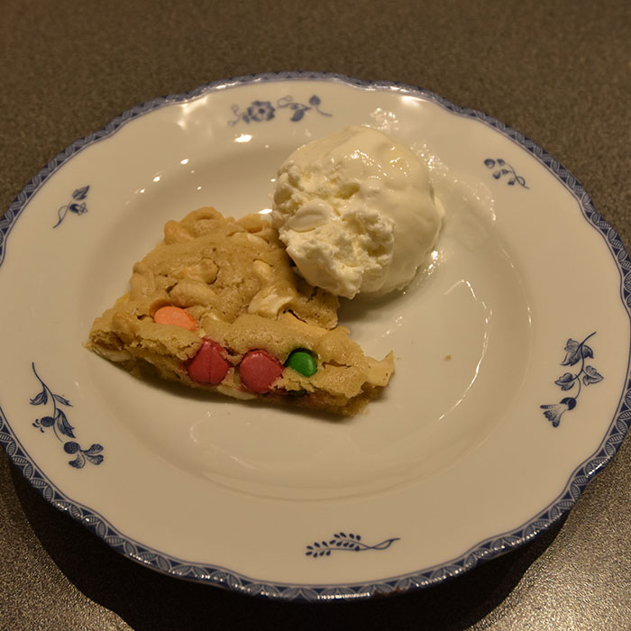 Pizookie Ingredienser 75 g Smør 50 g Sukker 1 Eggeplomme 60 g Mel 1 ts Vaniljesukker ¼ ts Bakepulver ¼ ts Salt ½ -1 dl Sjokoladebiter (valgfritt) ½ -dl Cashewnøtter (valgfritt) https://heidisboble.no/ @heidisboble