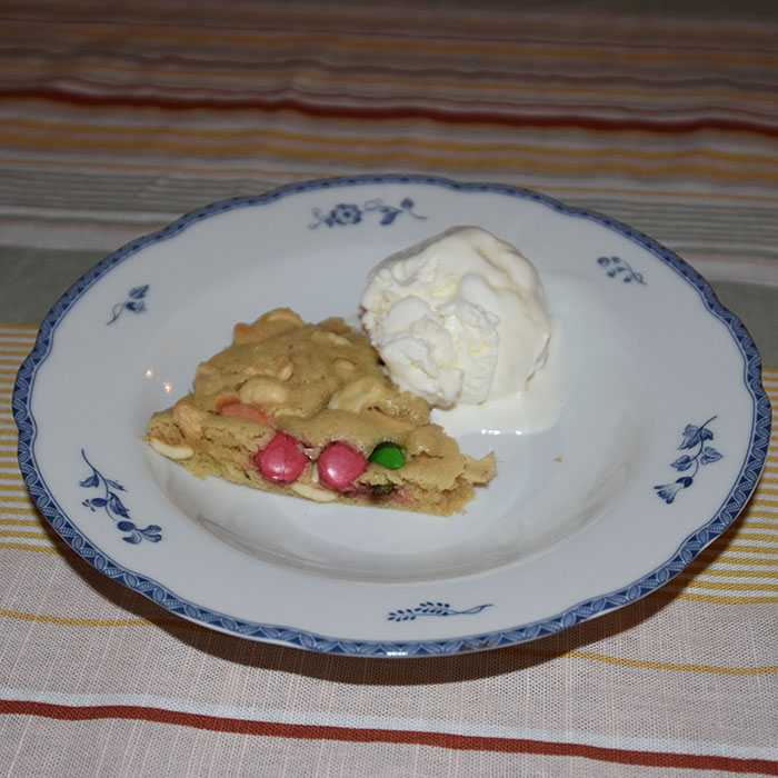 Pizookie Ingredienser 75 g Smør 50 g Sukker 1 Eggeplomme 60 g Mel 1 ts Vaniljesukker ¼ ts Bakepulver ¼ ts Salt ½ -1 dl Sjokoladebiter (valgfritt) ½ -dl Cashewnøtter (valgfritt) https://heidisboble.no/ @heidisboble