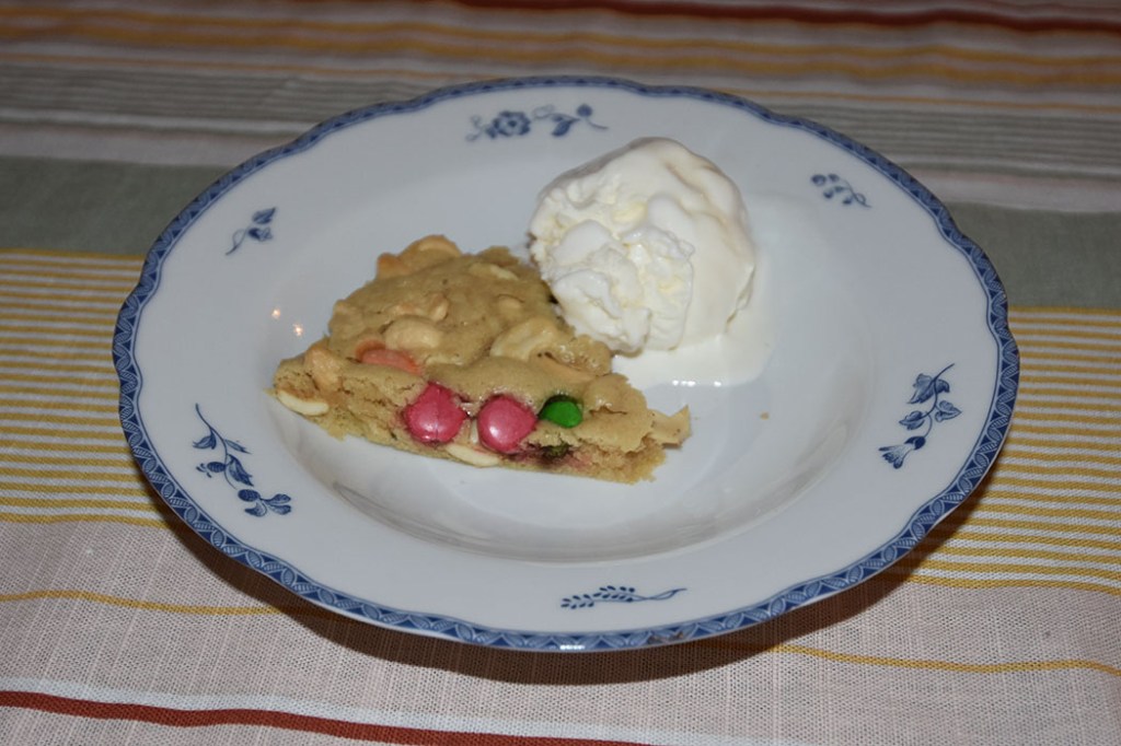 Pizookie Ingredienser 75 g Smør 50 g Sukker 1 Eggeplomme 60 g Mel 1 ts Vaniljesukker ¼ ts Bakepulver ¼ ts Salt ½ -1 dl Sjokoladebiter (valgfritt) ½ -dl Cashewnøtter (valgfritt) https://heidisboble.no/ @heidisboble