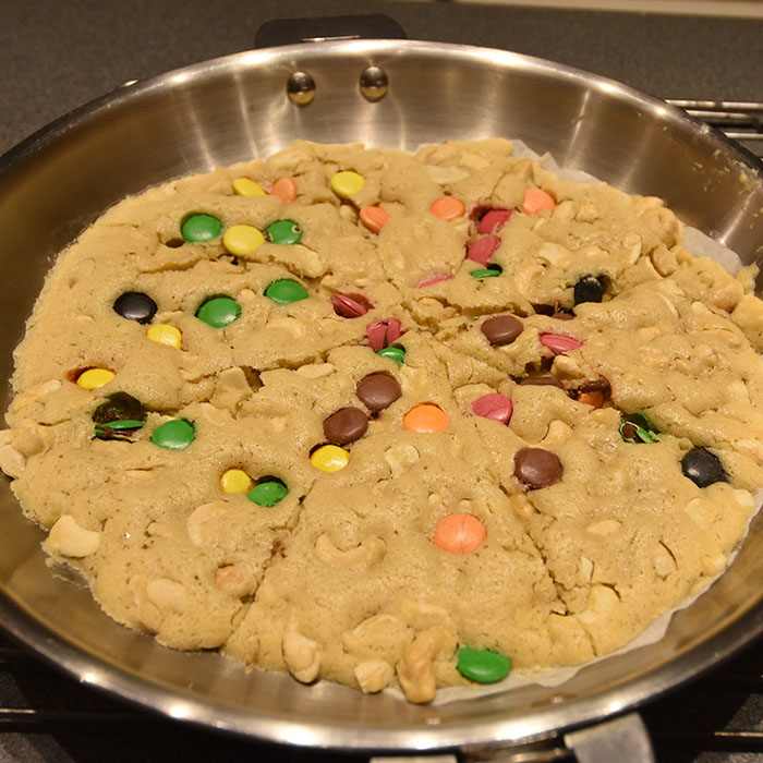 Pizookie Ingredienser 75 g Smør 50 g Sukker 1 Eggeplomme 60 g Mel 1 ts Vaniljesukker ¼ ts Bakepulver ¼ ts Salt ½ -1 dl Sjokoladebiter (valgfritt) ½ -dl Cashewnøtter (valgfritt) https://heidisboble.no/ @heidisboble