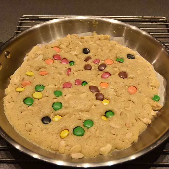 Pizookie Ingredienser 75 g Smør 50 g Sukker 1 Eggeplomme 60 g Mel 1 ts Vaniljesukker ¼ ts Bakepulver ¼ ts Salt ½ -1 dl Sjokoladebiter (valgfritt) ½ -dl Cashewnøtter (valgfritt) https://heidisboble.no/ @heidisboble