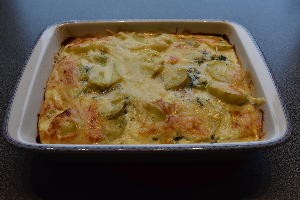 Potet og røket laks i form Ingredienser 2 dl Melk 1 dl Yoghurt (naturell) 2 Egg 600 g Poteter (i skiver) ½ Purre Dill Ca 200 g Røket laks (i skier eller biter) 100 g Ost (revet) Salt, pepper https://heidisboble.no/ @heidisboble