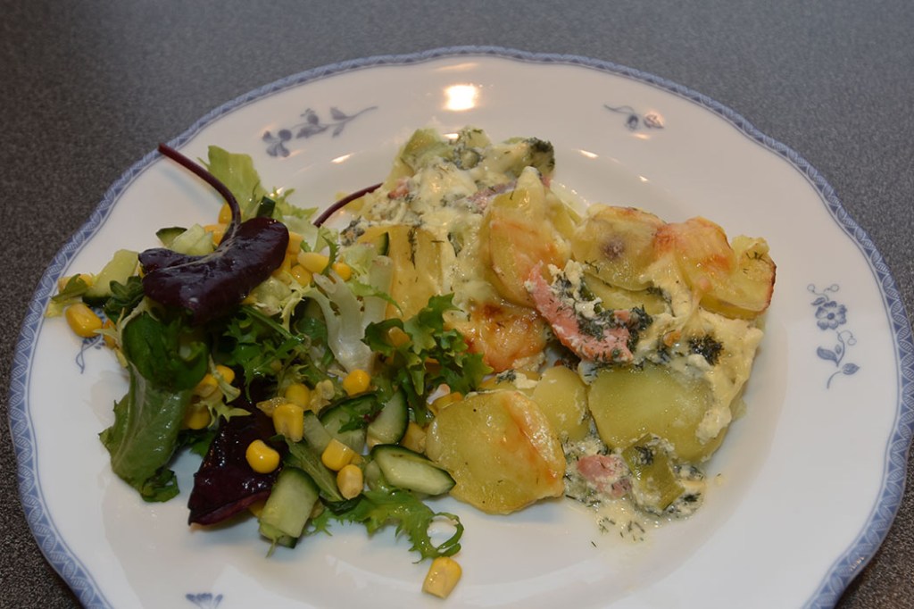 Potet og røket laks i form Ingredienser 2 dl Melk 1 dl Yoghurt (naturell) 2 Egg 600 g Poteter (i skiver) ½ Purre Dill Ca 200 g Røket laks (i skier eller biter) 100 g Ost (revet) Salt, pepper https://heidisboble.no/ @heidisboble