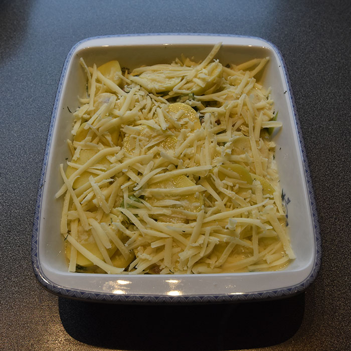 Potet og røket laks i form Ingredienser 2 dl Melk 1 dl Yoghurt (naturell) 2 Egg 600 g Poteter (i skiver) ½ Purre Dill Ca 200 g Røket laks (i skier eller biter) 100 g Ost (revet) Salt, pepper https://heidisboble.no/ @heidisboble