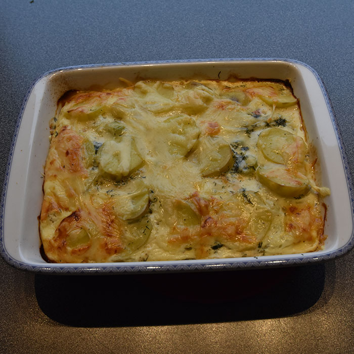 Potet og røket laks i form Ingredienser 2 dl Melk 1 dl Yoghurt (naturell) 2 Egg 600 g Poteter (i skiver) ½ Purre Dill Ca 200 g Røket laks (i skier eller biter) 100 g Ost (revet) Salt, pepper https://heidisboble.no/ @heidisboble