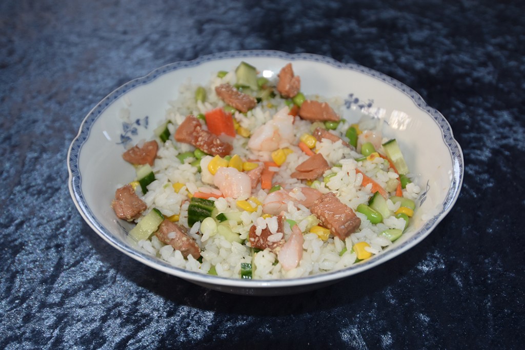 Sushisalat Ingredienser: 300 g Sushi-ris ½ dl Sushi- eddik 1 ts Sukker 300 g Laksefilet (salma) (400 g uten scampi) 200 g Scampi 1-2 Mango 3 Avokado 5 Vårløk 100 g Edamame bønner ½ Agurk 1 Gulrot Marinade: 4 ss Soyasaus 2 ss Sesamolje 2 ss Sesamfrø 1 ts Chilisaus https://heidisboble.no/ @heidisboble