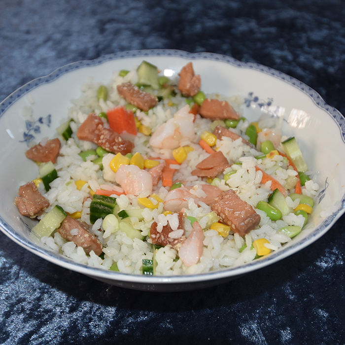 Sushisalat Ingredienser: 300 g Sushi-ris ½ dl Sushi- eddik 1 ts Sukker 300 g Laksefilet (salma) (400 g uten scampi) 200 g Scampi 1-2 Mango 3 Avokado 5 Vårløk 100 g Edamame bønner ½ Agurk 1 Gulrot Marinade: 4 ss Soyasaus 2 ss Sesamolje 2 ss Sesamfrø 1 ts Chilisaus https://heidisboble.no/ @heidisboble