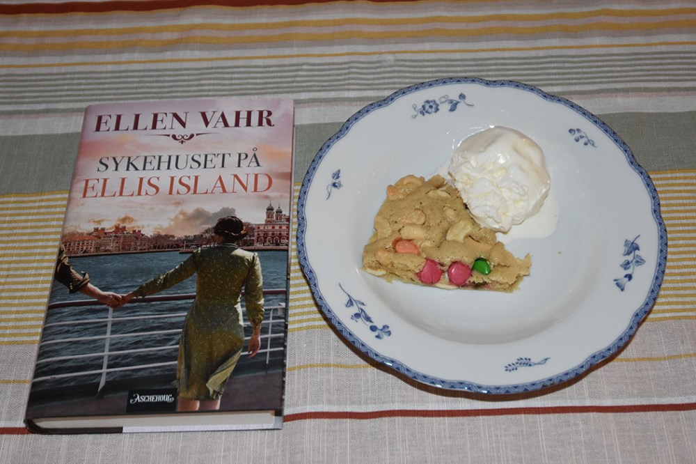 Vahr, Ellen (2023) «Sykehuset på Ellis Island», Aschehoug OG Pizookie Ingredienser 75 g Smør 50 g Sukker 1 Eggeplomme 60 g Mel 1 ts Vaniljesukker ¼ ts Bakepulver ¼ ts Salt ½ -1 dl Sjokoladebiter (valgfritt) ½ -dl Cashewnøtter (valgfritt) https://heidisboble.no/ @heidisboble