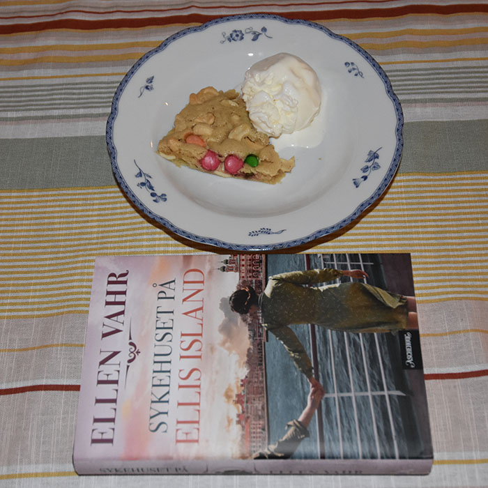 Vahr, Ellen (2023) «Sykehuset på Ellis Island», Aschehoug OG Pizookie Ingredienser 75 g Smør 50 g Sukker 1 Eggeplomme 60 g Mel 1 ts Vaniljesukker ¼ ts Bakepulver ¼ ts Salt ½ -1 dl Sjokoladebiter (valgfritt) ½ -dl Cashewnøtter (valgfritt) https://heidisboble.no/ @heidisboble