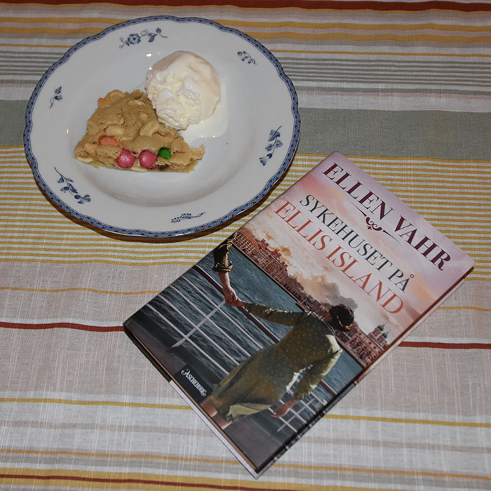 Vahr, Ellen (2023) «Sykehuset på Ellis Island», Aschehoug OG Pizookie Ingredienser 75 g Smør 50 g Sukker 1 Eggeplomme 60 g Mel 1 ts Vaniljesukker ¼ ts Bakepulver ¼ ts Salt ½ -1 dl Sjokoladebiter (valgfritt) ½ -dl Cashewnøtter (valgfritt) https://heidisboble.no/ @heidisboble