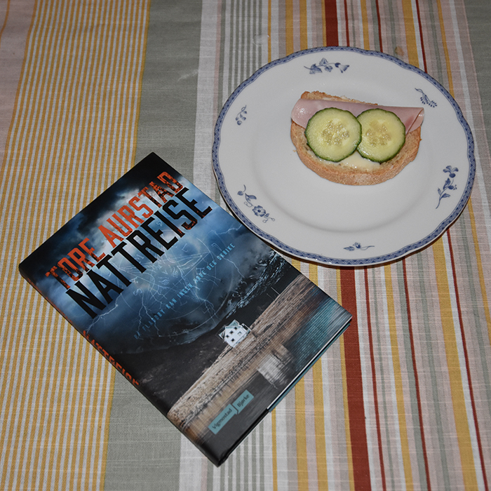 Aurstad, Tore (2023) «Nattreise», Vigmostad Bjørke OG Romansk landbrød Ingredienser ½ pk Gjær (fersk eller tørr) 5 dl Vann (romtemperert) 2 dl Maismel (eller polenta) 10 dl Hvetemel (8 dl + 2 dl sammalthvete fin) 1 ss Sukker 25 g Smør (romtemperert) 2 ts Salt Slik gjør du: 1 Ha vann i en bakebolle - Smuldre i gjæra, og - Rør den ut 2 Tilsett de øvrige ingrediensene, og - Elt godt Ca 10 min i maskin eller dobbelt så lenge for hånd 3 Dekk deigen med et bakeklede, og - La den heve i ca 60 min, eller 10 timer i kjøleskap 4 Smør to brødformer 5 Hell deigen ut på bakebordet - Del den i to - Trykk hver bit til et rektangel - Brett inn sidene og - Trill den sammen som ei pølse - Legg dem i brød formene - Strø over litt mais mel 5 Dekk formen med et bakeklede og - La dem etterheve i ca 60 min 6 Stekes på 200 grader i ca 40-45 min. 7 Hell brødene ut av forma, og - La dem avkjøles på rist https://heidisboble.no/ @heidisboble