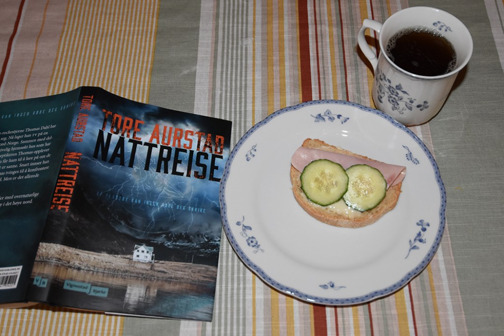 Aurstad, Tore (2023) «Nattreise», Vigmostad Bjørke OG Romansk landbrød Ingredienser ½ pk Gjær (fersk eller tørr) 5 dl Vann (romtemperert) 2 dl Maismel (eller polenta) 10 dl Hvetemel (8 dl + 2 dl sammalthvete fin) 1 ss Sukker 25 g Smør (romtemperert) 2 ts Salt Slik gjør du: 1 Ha vann i en bakebolle - Smuldre i gjæra, og - Rør den ut 2 Tilsett de øvrige ingrediensene, og - Elt godt Ca 10 min i maskin eller dobbelt så lenge for hånd 3 Dekk deigen med et bakeklede, og - La den heve i ca 60 min, eller 10 timer i kjøleskap 4 Smør to brødformer 5 Hell deigen ut på bakebordet - Del den i to - Trykk hver bit til et rektangel - Brett inn sidene og - Trill den sammen som ei pølse - Legg dem i brød formene - Strø over litt mais mel 5 Dekk formen med et bakeklede og - La dem etterheve i ca 60 min 6 Stekes på 200 grader i ca 40-45 min. 7 Hell brødene ut av forma, og - La dem avkjøles på rist https://heidisboble.no/ @heidisboble