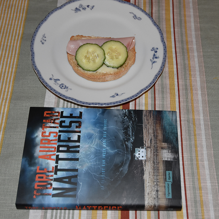 Aurstad, Tore (2023) «Nattreise», Vigmostad Bjørke OG Romansk landbrød Ingredienser ½ pk Gjær (fersk eller tørr) 5 dl Vann (romtemperert) 2 dl Maismel (eller polenta) 10 dl Hvetemel (8 dl + 2 dl sammalthvete fin) 1 ss Sukker 25 g Smør (romtemperert) 2 ts Salt Slik gjør du: 1 Ha vann i en bakebolle - Smuldre i gjæra, og - Rør den ut 2 Tilsett de øvrige ingrediensene, og - Elt godt Ca 10 min i maskin eller dobbelt så lenge for hånd 3 Dekk deigen med et bakeklede, og - La den heve i ca 60 min, eller 10 timer i kjøleskap 4 Smør to brødformer 5 Hell deigen ut på bakebordet - Del den i to - Trykk hver bit til et rektangel - Brett inn sidene og - Trill den sammen som ei pølse - Legg dem i brød formene - Strø over litt mais mel 5 Dekk formen med et bakeklede og - La dem etterheve i ca 60 min 6 Stekes på 200 grader i ca 40-45 min. 7 Hell brødene ut av forma, og - La dem avkjøles på rist https://heidisboble.no/ @heidisboble