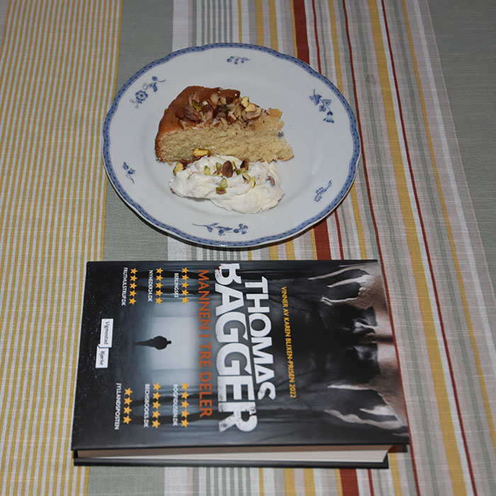 Bagger, Thomas (2023) «Mannen i tre deler», Vigmostad Bjørke OG Rava-cake – Indisk mannegrynskake Ingredienser: 3 dl Mannagryn (polenta) ¼ dl Hvetemel 2 dl Sukker 1 ts Bakepulver 1 ts Natron 1 ts Kardemomme En klype Salt 3 dl Yoghurt (naturell) 1 dl Melk ½ dl Hakkete nøtter (pistasienøtter, mandler ) https://heidisboble.no/ @heidisboble