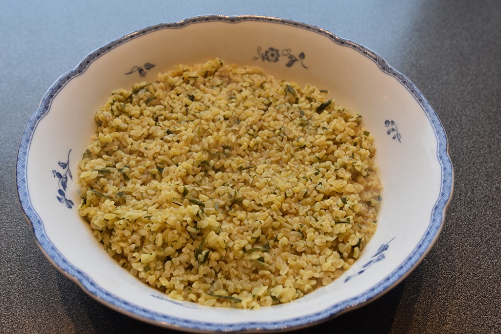 Bulgur med urter Ingredienser: 2 dl Bulgur 4 dl Vann 1 Buljongterning 1-2 ts Persille (tørket) 1-2 ts Koriander (tørket) 1-2 ts Kjørvel (tørket) 1-2 ts Gressløk (tørket) https://heidisboble.no/ @heidisboble