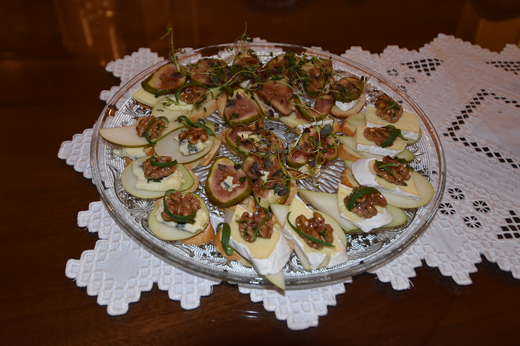 Crostini med pære og honningristede valnøtter Ingredienser 8 skiver Baguette (skjært på skrått eller rett) 400 g Brie/blåmuggost/snøfrisk 1 Pære 1 dl Valnøtter 1 ½ ss Honning Rosmarin (frisk, grovhakket) Flak salt https://heidisboble.no/ @heidisboble