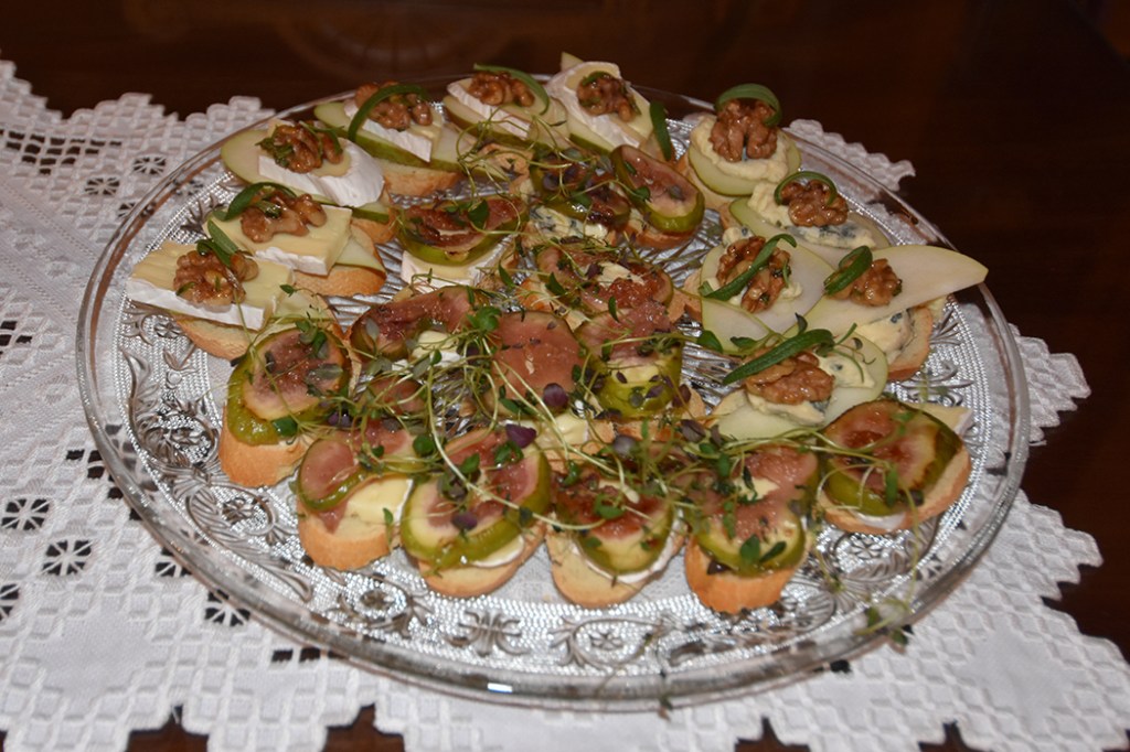 Crostini med fiken og brie Ingredienser 8 skiver Baguette (skjært på skrått eller rett) 400 g Brie 4 Fiken Honning (valgfritt) Timian (frisk) https://heidisboble.no/ @heidisboble