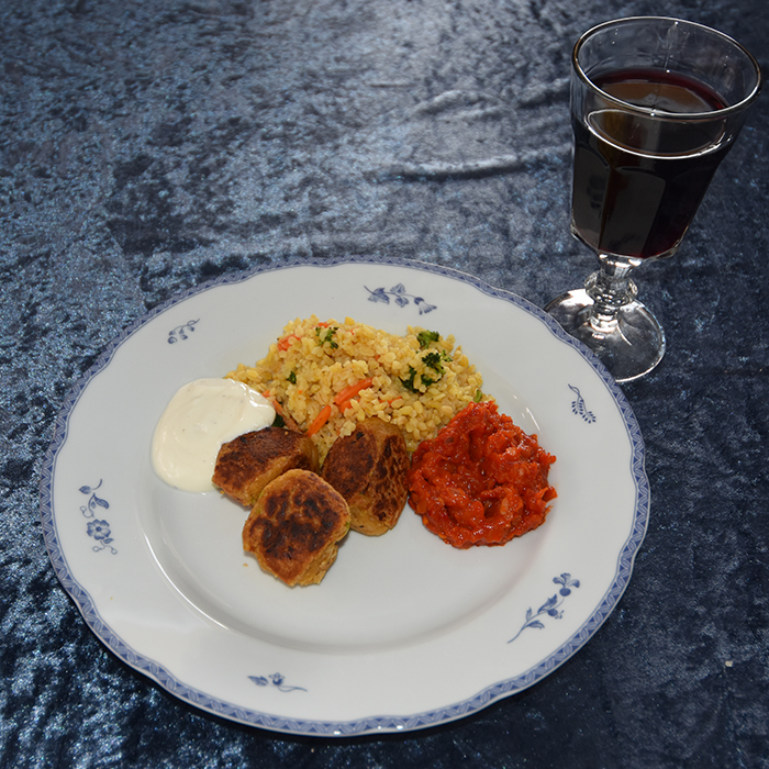 Falafel Ingredienser: 2 dl Kikerter (tørre eller 5 dl ferdig kokte) 1 Løk 3 fedd Hvitløk ¼ ts Spisskummen ¼ ts Kardemomme ¼ ts Chilipulver (kan byttes ut med paprikapulver) ¼ ts Paprikapulver 1-2 ts Koriander 1 ts Salt Litt Pepper 1 toppet ts Bakepulver 1 krm Natron 5-8 ss Kikertmel (Grammel eller annet fint mel) Tilbehør (valgfritt): Hvitløksaus Tomatsaus (sterk) Couscous med gulrot og brokkoli https://heidisboble.no/ @heidisboble