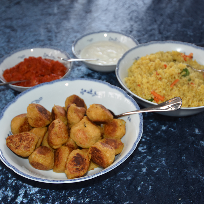 Falafel Ingredienser: 2 dl Kikerter (tørre eller 5 dl ferdig kokte) 1 Løk 3 fedd Hvitløk ¼ ts Spisskummen ¼ ts Kardemomme ¼ ts Chilipulver (kan byttes ut med paprikapulver) ¼ ts Paprikapulver 1-2 ts Koriander 1 ts Salt Litt Pepper 1 toppet ts Bakepulver 1 krm Natron 5-8 ss Kikertmel (Grammel eller annet fint mel) Tilbehør (valgfritt): Hvitløksaus Tomatsaus (sterk) Couscous med gulrot og brokkoli https://heidisboble.no/ @heidisboble