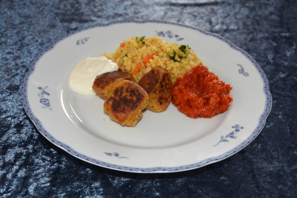 Falafel Ingredienser: 2 dl Kikerter (tørre eller 5 dl ferdig kokte) 1 Løk 3 fedd Hvitløk ¼ ts Spisskummen ¼ ts Kardemomme ¼ ts Chilipulver (kan byttes ut med paprikapulver) ¼ ts Paprikapulver 1-2 ts Koriander 1 ts Salt Litt Pepper 1 toppet ts Bakepulver 1 krm Natron 5-8 ss Kikertmel (Grammel eller annet fint mel) Tilbehør (valgfritt): Hvitløksaus Tomatsaus (sterk) Couscous med gulrot og brokkoli https://heidisboble.no/ @heidisboble