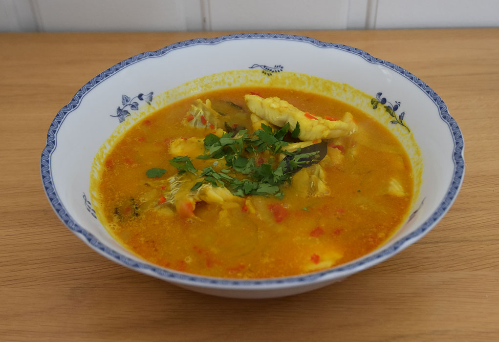 Fisk kokosmelk Ingredienser: 750 g Fisk (hvit og fast) eller Scampi (rå) 1 ss Ghee (eller olje) 2 Løk (skivet) 2 fedd Hvitløk (presset) 2 Chili (røde med eller uten frø, hakket) 1 ts Gurkemeie 8 Karriblader 5 dl Kokosmelk ½ - 1 ts Salt Karriblader (til pynt) https://heidisboble.no/ @heidisboble