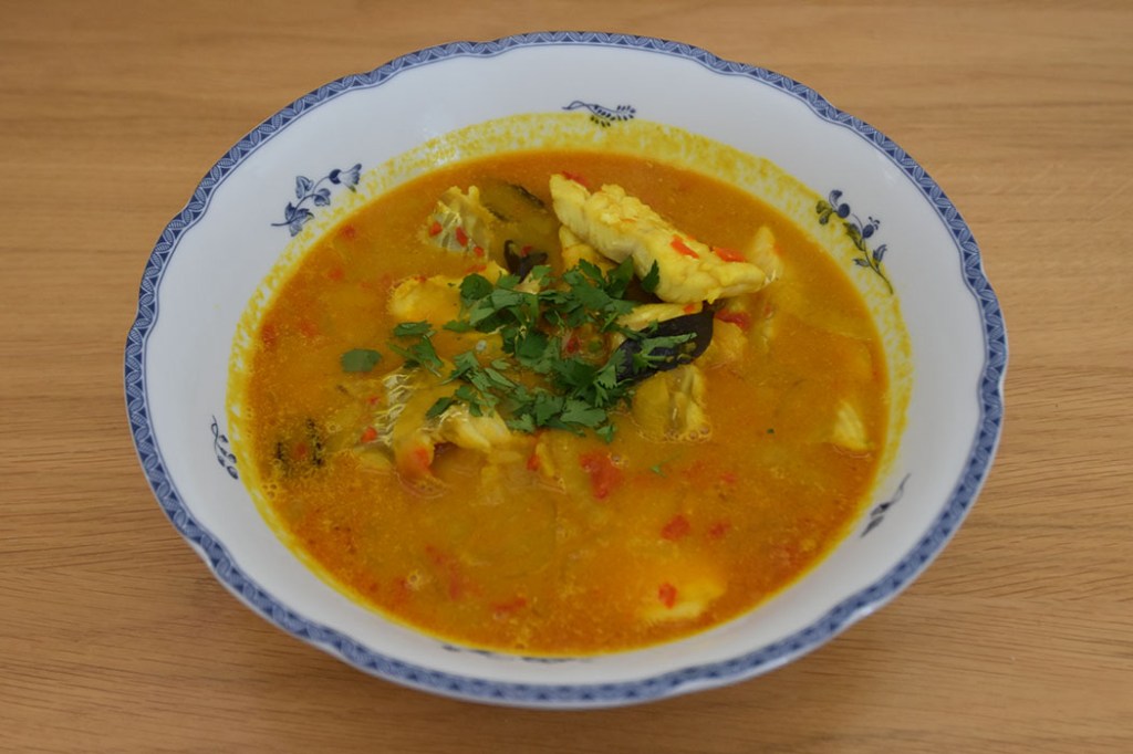 Fisk kokosmelk Ingredienser: 750 g Fisk (hvit og fast) eller Scampi (rå) 1 ss Ghee (eller olje) 2 Løk (skivet) 2 fedd Hvitløk (presset) 2 Chili (røde med eller uten frø, hakket) 1 ts Gurkemeie 8 Karriblader 5 dl Kokosmelk ½ - 1 ts Salt Karriblader (til pynt) https://heidisboble.no/ @heidisboble