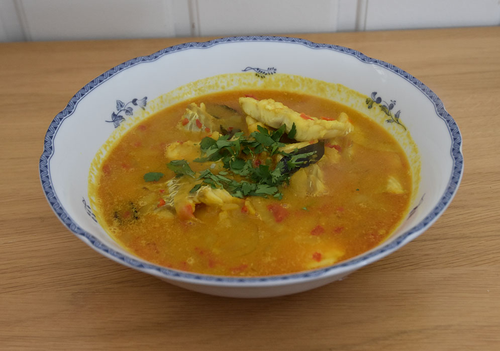 Fisk kokosmelk Ingredienser: 750 g Fisk (hvit og fast) eller Scampi (rå) 1 ss Ghee (eller olje) 2 Løk (skivet) 2 fedd Hvitløk (presset) 2 Chili (røde med eller uten frø, hakket) 1 ts Gurkemeie 8 Karriblader 5 dl Kokosmelk ½ - 1 ts Salt Karriblader (til pynt) https://heidisboble.no/ @heidisboble