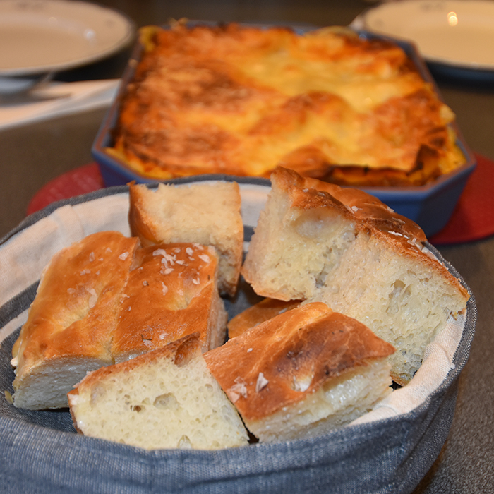 Små focaccia med oliven og soltørkete tomater Ingredienser: Fordeig (dagen før); 135 g Hvetemel 1 ½ dl Vann (kaldt) 2 g Gjær (fersk – på størrelse med en ert) Dagen du skal bake: 1 kg Hvetemel 2 ss Olje (nøytral) 15 g Salt (2 ts) 5 ½ dl Vann (romtemperert) 20 g Gjær 1 ts Sukker 2 ss Olivenolje Topping: 2 ss Olivenolje Oliven (hakket) Tomater (soltørkete) Flaksalt Romarin https://heidisboble.no/ @heidisboble
