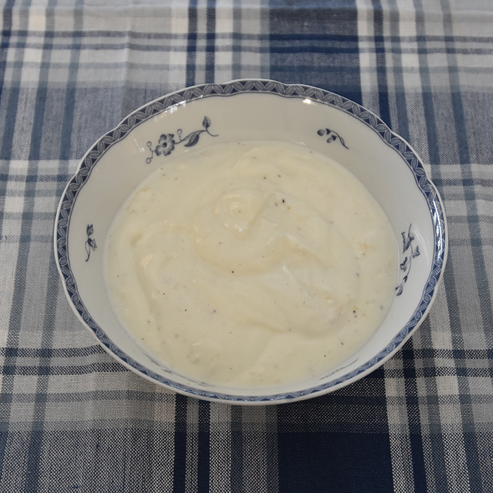 Hvitløksaus (til kebab) Ingredienser 2 dl Gresk yoghurt (gjerne den med 0% fett) 1 fedd Hvitløk (presset) 2 krm Pepper ¼ ts Salt ½ ts sukker https://heidisboble.no/ @heidisboble