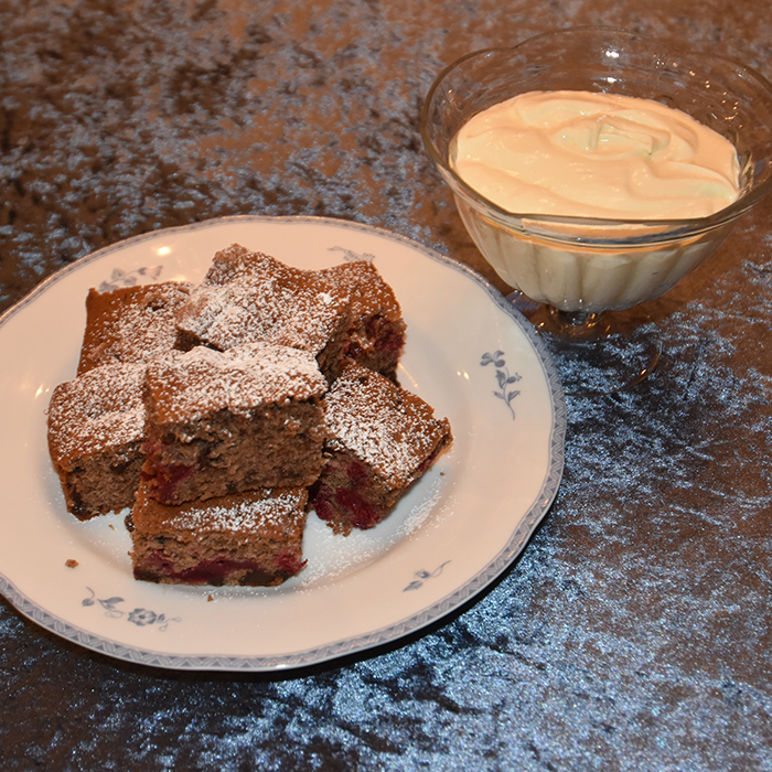 Kirsebær- og sjokolade ruter Ingredienser 250-300 g Kirsebær (gjerne fryste) 3 Egg 175 g Sukker 1 ts Vaniljesukker 1 ts Bakepulver 1 - 2 ts Kanel 200 g Hvetemel 150 g Smør (smeltet) 100 g Kokesjokolade (mørk, hakket) ¾ dl Melk https://heidisboble.no/ @heidisboble