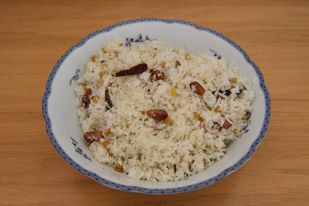 Indisk kokosris Ingredienser 3 dl Basmairis 5 dl Vann 1 dl Kokosmelk ½ ts Salt 1 ss Chana Dal 1 ss Olje (nøytral) ½ ts Sennepsfrø (brune) 10 Cashewnøtter 12 Karriblader 2 Chili (tørkete) 1 Paprika (grønn) 1½ dl Kokos ½ Salt https://heidisboble.no/ @heidisboble