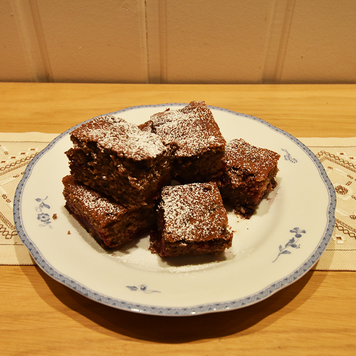 Kirsebær- og sjokolade ruter Ingredienser 250-300 g Kirsebær (gjerne fryste) 3 Egg 175 g Sukker 1 ts Vaniljesukker 1 ts Bakepulver 1 - 2 ts Kanel 200 g Hvetemel 150 g Smør (smeltet) 100 g Kokesjokolade (mørk, hakket) ¾ dl Melk https://heidisboble.no/ @heidisboble